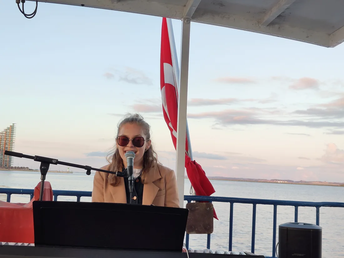Loúa optræder til koncert hos Aarhus Havnerundfart.