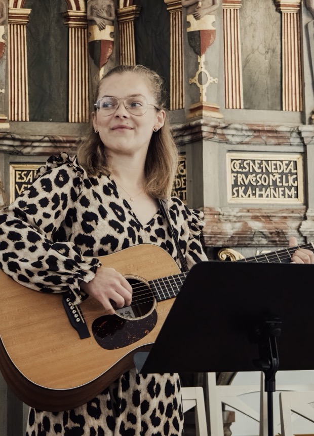 Akustisk guitar og vokal ved et livejob i smukt lokale.